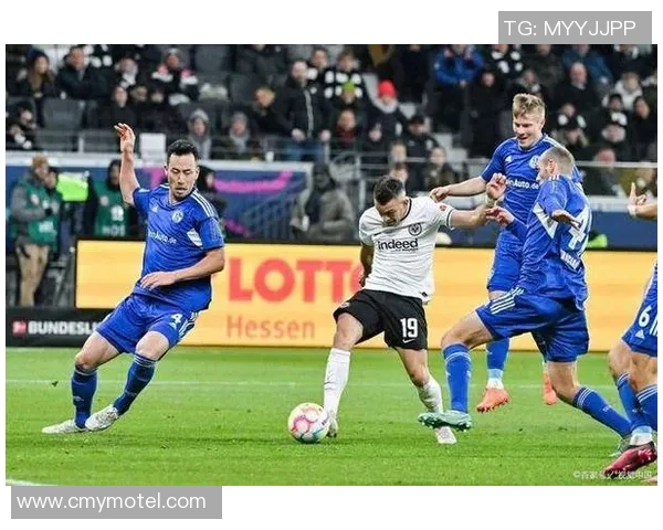 足总杯精彩对决：多特蒙德与那不勒斯激战成平局乌龙球成焦点